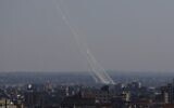 Des roquettes sont lancées depuis la bande de Gaza vers Israël, le vendredi 14 mai 2021 (Crédit : AP Photo / Hatem Moussa)