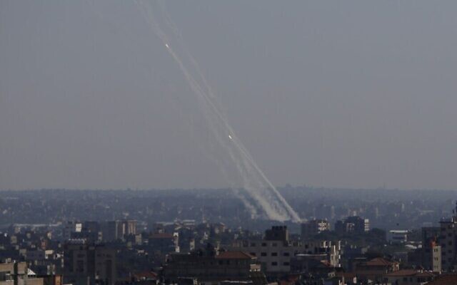 Des roquettes sont lancées depuis la bande de Gaza vers Israël, le vendredi 14 mai 2021 (Crédit : AP Photo / Hatem Moussa)