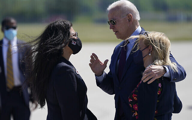 Le président Joe Biden parle avec Rashida Tlaib, représentante démocrate du Michigan, et Debbie Dingell, représentante démocrate du Michigan, à droite, à son arrivée au Wayne County Airport de Détroit, le 18 mai 2021. (Crédit : AP Photo/Evan Vucci) Le président Joe Biden parle avec Rashida Tlaib, représentante démocrate du Michigan, et Debbie Dingell, représentante démocrate du Michigan, à droite, à son arrivée au Wayne County Airport de Détroit, le 18 mai 2021. (Crédit : AP Photo/Evan Vucci)
