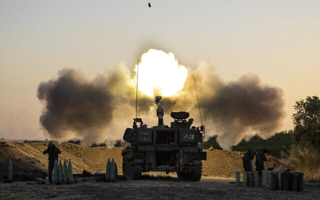 Une unité d'artillerie lance des obus vers des cibles à Gaza, le 19 mai 2021. (Crédit : AP Photo/Tsafrir Abayov, File) Une unité d'artillerie lance des obus vers des cibles à Gaza, le 19 mai 2021. (Crédit : AP Photo/Tsafrir Abayov, File)