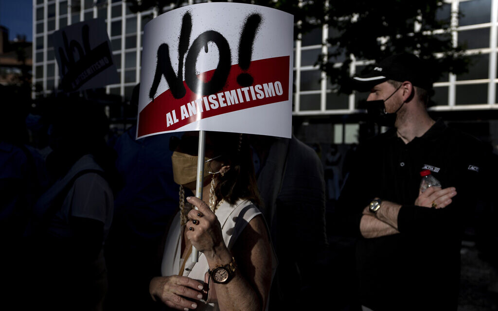 Un rassemblement pro-israélien devant l'ambassade israélienne de Madrid, le 20 mai 2021. (Crédit : AP Photo/Manu Fernandez) Un rassemblement pro-israélien devant l'ambassade israélienne de Madrid, le 20 mai 2021. (Crédit : AP Photo/Manu Fernandez)