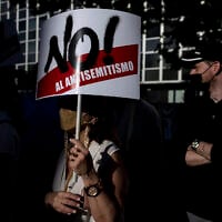 Une manifestation pro-Israël devant l'ambassade d'Israël à Madrid, en Espagne, le 20 mai 2021. On peut lire en espagnol sur la banderole : « Non à l'antisémitisme ». (Crédit : Manu Fernandez/AP)