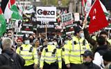 Des manifestants brandissent des pancartes et des banderoles lors d'un rassemblement pro-palestiniens à Londres, samedi 22 mai 2021. (Crédit : AP Photo/Alastair Grant)
