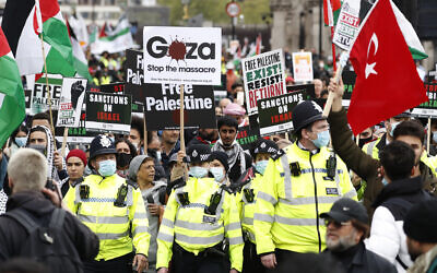 Des manifestants brandissent des pancartes et des banderoles lors d'un rassemblement pro-palestiniens à Londres, samedi 22 mai 2021. (Crédit : AP Photo/Alastair Grant)