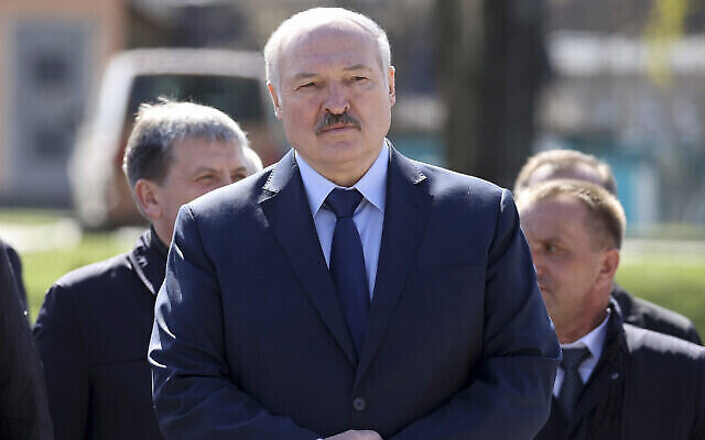 Le président du Bélarus, Alexandre Loukachenko assiste à un rassemblement de requiem à l'occasion du 35e anniversaire de la catastrophe de Tchernobyl dans la ville de Bragin, au sud-est de Minsk, au Bélarus, le 26 avril 2021. (Crédit : Sergei Sheleg/BelTA Pool Photo via AP, File) Le président du Bélarus, Alexandre Loukachenko assiste à un rassemblement de requiem à l'occasion du 35e anniversaire de la catastrophe de Tchernobyl dans la ville de Bragin, au sud-est de Minsk, au Bélarus, le 26 avril 2021. (Crédit : Sergei Sheleg/BelTA Pool Photo via AP, File)