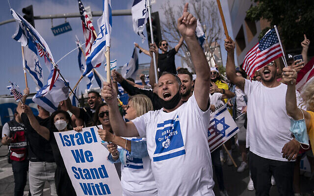 Illustration : des manifestants pro-israéliens scandent des slogans lors d'un rassemblement de soutien à Israël devant le bâtiment fédéral de Los Angeles, le 12 mai 2021. (AP Photo / Jae C. Hong)