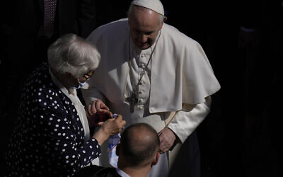 Le pape François s'entretient avec Lidia Maksymowicz, une survivante de la Shoah, qui était prisonnière dans le camp d'extermination d'Auschwitz-Birkenau, avant de quitter la cour de San Damaso au Vatican pour son audience générale hebdomadaire, le 26 mai 2021 (Crédit : AP / Alessandra Tarantino)
