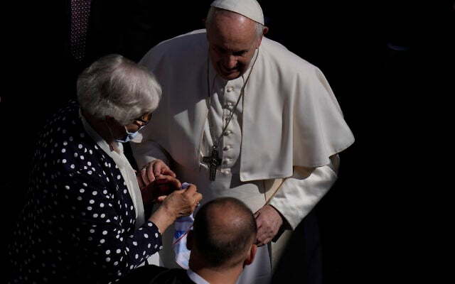 Le pape François s'entretient avec Lidia Maksymowicz, une survivante de la Shoah, qui était prisonnière dans le camp d'extermination d'Auschwitz-Birkenau, avant de quitter la cour de San Damaso au Vatican pour son audience générale hebdomadaire, le 26 mai 2021 (Crédit : AP / Alessandra Tarantino)