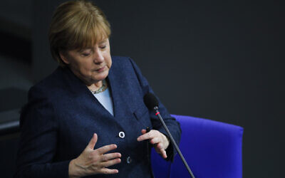 La chancelière allemande Angela Merkel au parlement du Bundestag, à Berlin, en Allemagne, le 16 décembre 2020. (Crédit :  Markus Schreiber/AP)
