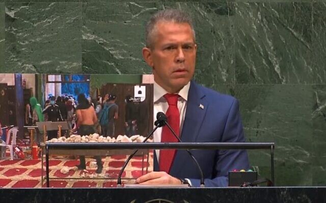 L'envoyé israélien à l'ONU, Gilad Erdan prononce un discours le 20 mai 2021, en montrant une photo de la mosquée Al Aqsa remplie de pierres et de munitions. (Autorisation) L'envoyé israélien à l'ONU, Gilad Erdan prononce un discours le 20 mai 2021, en montrant une photo de la mosquée Al Aqsa remplie de pierres et de munitions. (Autorisation)