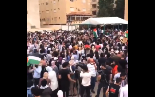 Des Jordaniens manifestent près de l'ambassade d'Israël à Amman, capitale de la Jordanie, à propos de l'expulsion imminente de plusieurs familles palestiniennes dans le quartier de Sheikh Jarrah à Jérusalem-Est, le 9 mai 2021. (Capture d'écran)