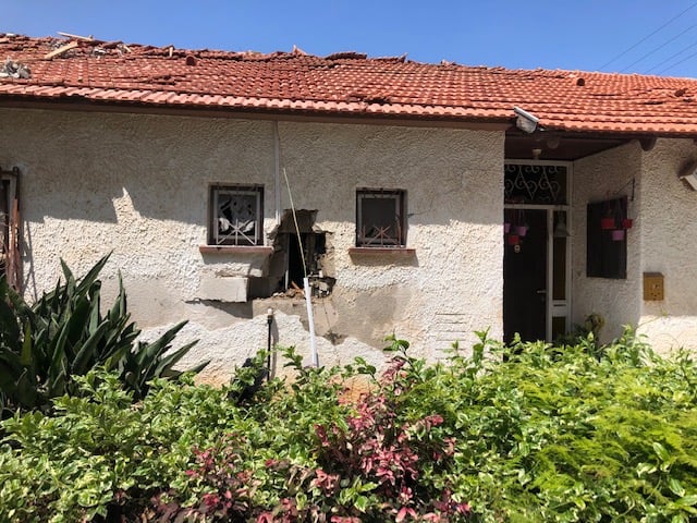 Une habitation d'Ashkelon touchée par un tir de roquette qui a tué une femme, une aide-soignante indienne de 32 ans, et grièvement blessé une octogénaire, le 12 mai 2021. (Crédit : Lazar Berman. Times of Israel) Une habitation d'Ashkelon touchée par un tir de roquette qui a tué une femme, une aide-soignante indienne de 32 ans, et grièvement blessé une octogénaire, le 12 mai 2021. (Crédit : Lazar Berman. Times of Israel)