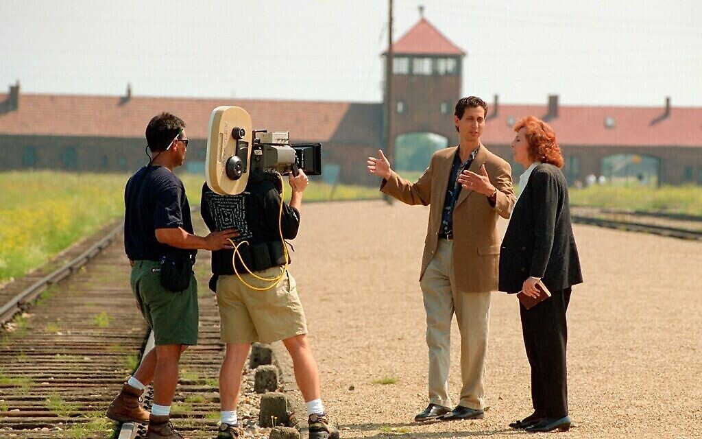Alice Lok Cahana et son fils Michael sont filmés à Auschwitz-Birkenau dans le documentaire de 1998 "Les derniers jours". (Autorisation)