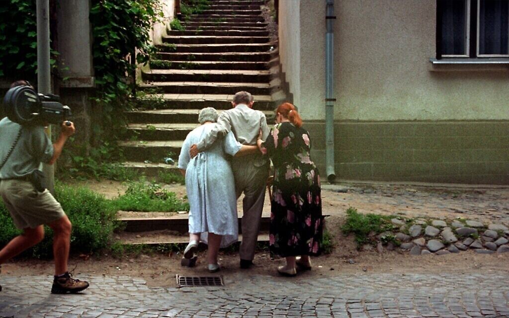 Renée Firestone à la porte de la maison de son enfance à Uzhorod, en Ukraine, anciennement en Hongrie, dans le documentaire de 1998 "Les derniers jours". (Autorisation)