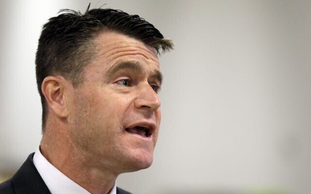 Le candidat républicain au Sénat américain Todd Young prend la parole à Indianapolis, le 29 août 2016. (Crédit : AP Photo/Michael Conroy)