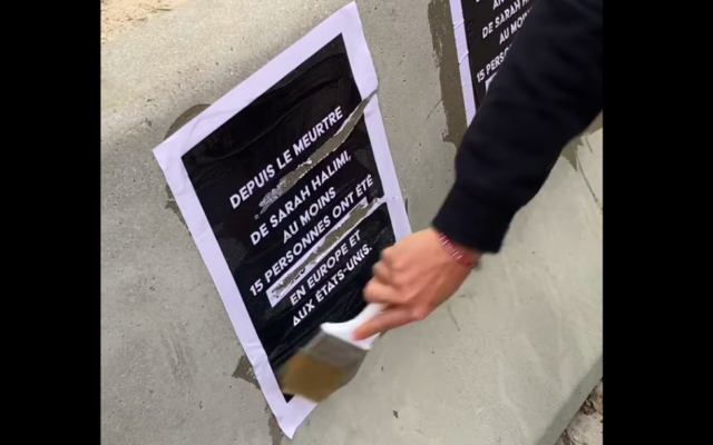 Une affiche de l’UEJB vandalisée, avant d’être recollée, le 28 avril 2021, à Bruxelles. (Crédit : Capture d’écran vidéo UEJB / Facebook)