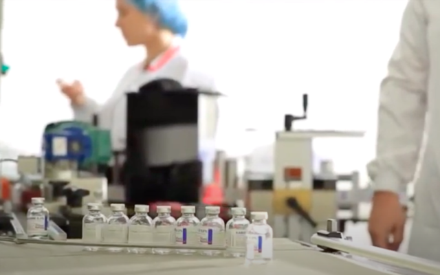 Des flacons de la thérapie anti-COVID de l’entreprise israélienne Kamada. (Crédit : capture d’écran Kamada Pharmaceuticals / YouTube)