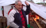 Le père Michel Jaouen sur son bateau. (Crédit : Capture d’écran ThalassaOfficiel / YouTube)
