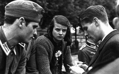 Membres du groupe de résistance secret « Rose blanche » contre Hitler, dont Hans Scholl, à gauche, et Sophie Scholl, à Munich, en 1942 (Crédit : Domaine public)