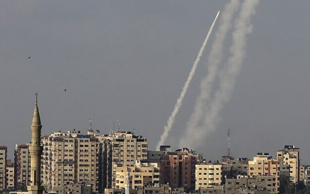 Photo s'illustration : Des roquettes, tirées par le Hamas depuis la ville de Gaza, vers Jérusalem et Beit Shemesh, le 10 mai 2021. (Crédit : MAHMUD HAMS / AFP)