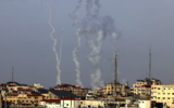 Des roquettes, tirées par le Hamas depuis la ville de Gaza, vers Jérusalem et Beit Shemesh, le 10 mai 2021. (Crédit : MAHMUD HAMS / AFP)