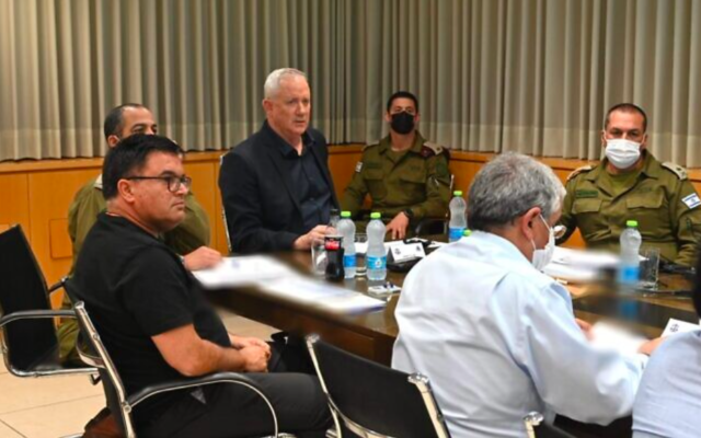 Le ministre de la Défense, Benny Gantz, tient une réunion pour évaluer la sécurité après que des terroristes palestiniens dans la bande de Gaza ont tiré des pluies de roquettes sur Israël, y compris Jérusalem, le 10 mai 2021 (Crédit: Tal Oz / ministère de la Défense)