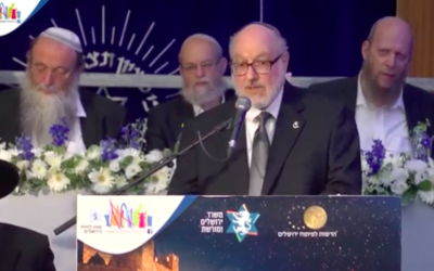 Jonathan Pollard prononce un discours en anglais lors du gala annuel de la Yeshiva Mercaz Harav à l'occasion de Yom Yeroushalayim, le 10 mai 2021 (Crédit : capture d'écran YouTube)