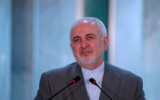 Le ministre iranien des Affaires étrangères, Mohammad Javad Zarif, s'exprime lors d'une conférence de presse avec son homologue irakien, Fouad Hussein, lors de sa visite à Bagdad, en Irak, le 19 juillet 2020 (Crédit : AP / Hadi Mizban)