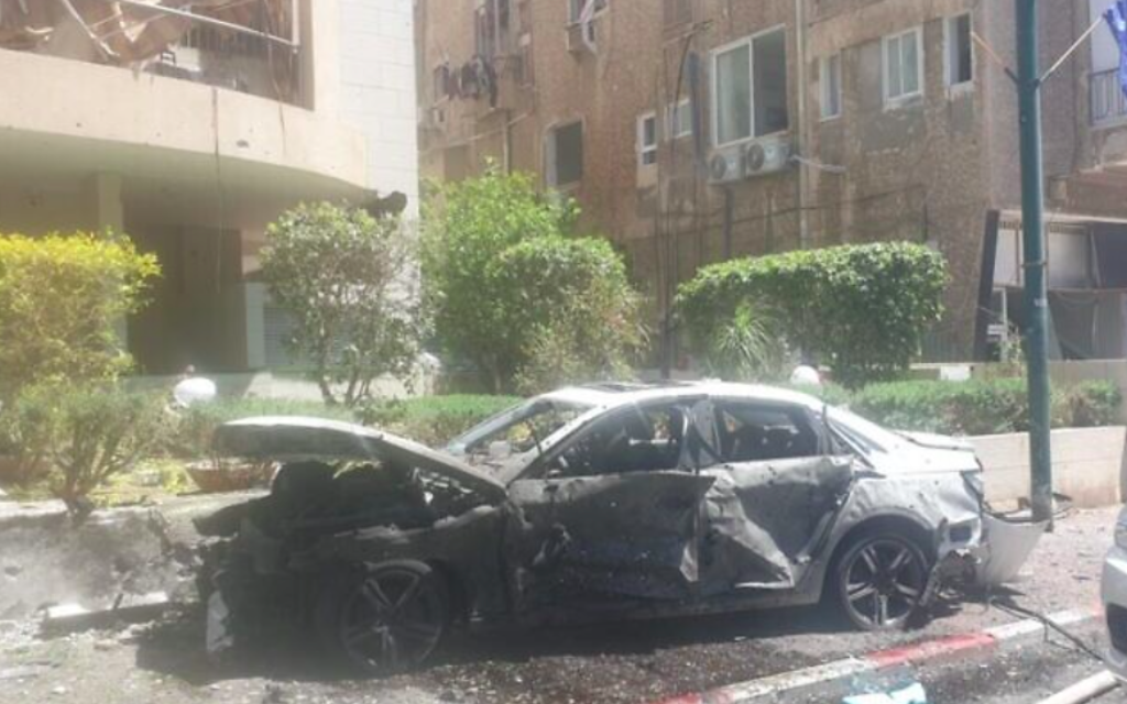 Une photo de la scène de l'impact d'une roquette à Ramat Gan, dans le centre d'Israël, le 15 mai 2021 (Crédit : Police israélienne)