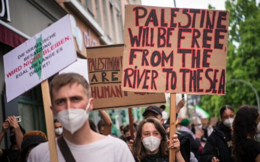 Des manifestants pro-palestiniens participant à une manifestation contre Israël au milieu des combats à Gaza entre l'armée israélienne et le groupe terroriste du Hamas, à Berlin, le 15 mai 2021 (Crédit : Stefanie Loos/AFP)