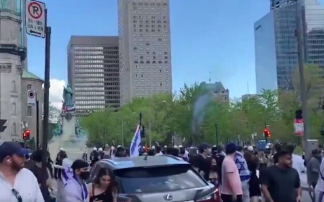 Des personnes participant à un rassemblement de solidarité israélien à Montréal courent alors que des pro-palestiniens leur lancent des pierres le 16 mai 2021 (Capture d'écran / Twitter)