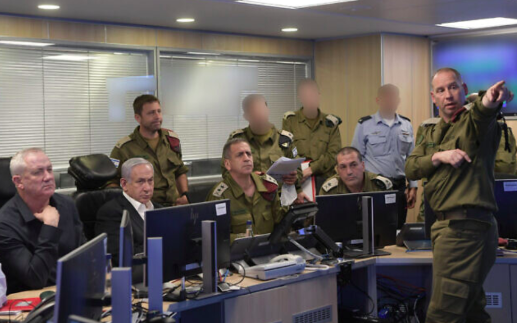 Le ministre de la Défense Benny Gantz, le Premier ministre Benjamin Netanyahu et le chef de Tsahal Aviv Kohavi dans un centre de commandement de l'armée de l'air israélienne alors que l'armée de l'air israélienne bombarde le réseau de tunnels du Hamas à Gaza pendant la nuit du jeudi au vendredi 13-14 mai 2021 (Crédit : Kobi Gideon / GPO)