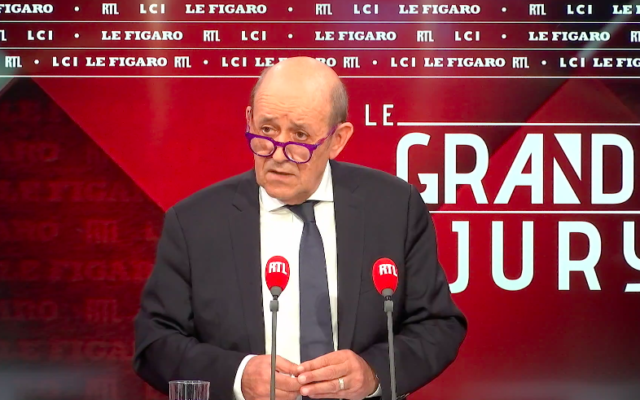 Le ministre français des Affaires étrangères Jean-Yves Le Drian lors d'un débat du Grand Jury RTL/Le Figaro/LCI, le 23 mai 2021. (Crédit : capture d'écran)