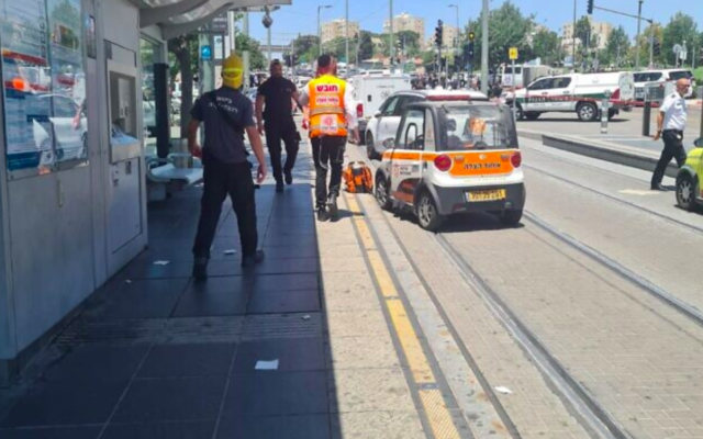 Les lieux d'un attentat au couteau mené à la station Ammunition Hill à Jérusalem, le 24 mai 2021. (Crédit : Unitez Hatzalah)
