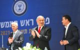 De gauche à droite : David Barnea, Benjamin Netanyahu et Yossi Cohen, lors de la passation de pouvoir entre l'ancien chef du Mossad et le nouveau que le Premier ministre a nommé le 24 mai 2021. (Crédit : Amos Ben-Gershom/GPO)