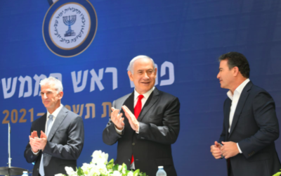 De gauche à droite : David Barnea, Benjamin Netanyahu et Yossi Cohen, lors de la passation de pouvoir entre l'ancien chef du Mossad et le nouveau que le Premier ministre a nommé le 24 mai 2021. (Crédit : Amos Ben-Gershom/GPO)