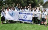 Les participants au premier voyage post-COVID Taglit-Birthright Israël, après avoir atterri en Israël, le 24 mai 2021 (Crédit : Erez Uzir / Autorisation)