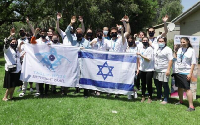 Les participants au premier voyage post-COVID Taglit-Birthright Israël, après avoir atterri en Israël, le 24 mai 2021 (Crédit : Erez Uzir / Autorisation)