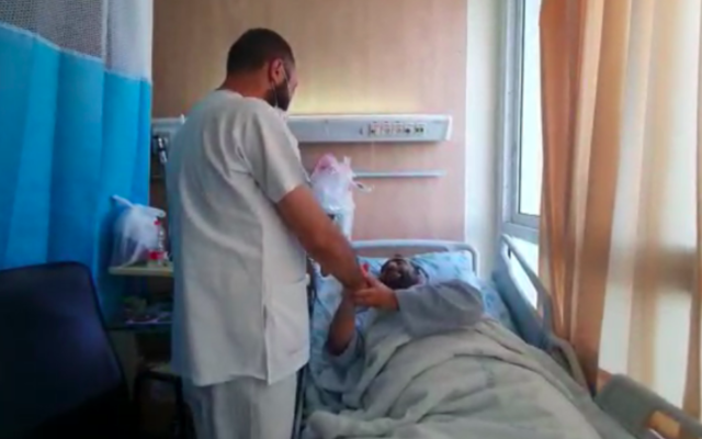 L'infirmier Fadi Kasem (à gauche) retrouve Mor Janashvil, qu'il a sauvé après un lynchage (Crédit : avec l'aimable autorisation de l'hôpital de Nahariya)