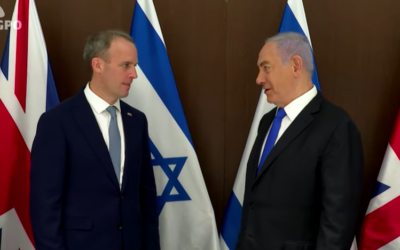 Dominic Raab (d) et Benjamin Netanyahu, le 26 mai 2021 à Jérusalem (Crédit : capture d'écran YouTube)