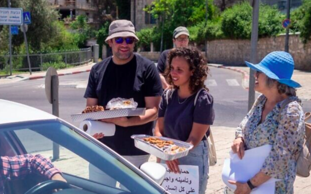 Dans un esprit de coexistence, les résidents juifs d'Abu Tor, à Jérusalem, distribuent des gâteaux, des bonbons et de bons vœux à leurs voisins arabes lors de la fête musulmane de l'Aïd al-Fitr à la fin du Ramadan, le 15 mai 2021 (Crédit : Good Neighbors)