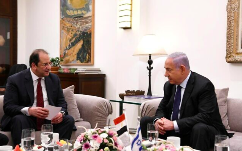 Le Premier ministre ministre Benjamin Netanyahu accueille le chef du renseignement égyptien Abbas Kamel à sa résidence officielle à Jérusalem, le 30 mai 2021 (Crédit : Amos Ben-Gershom / GPO)