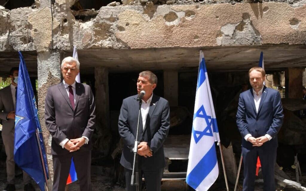 Le ministre des Affaires étrangères Gabi Ashkenazi à Petah Tikva en compagnie de ses homologues tchèque et slovaque, après des tirs de roquette du Hamas, le 20 mai 2021. (Crédit : Shlomi Amsalem, Ministère des Affaires étrangères)