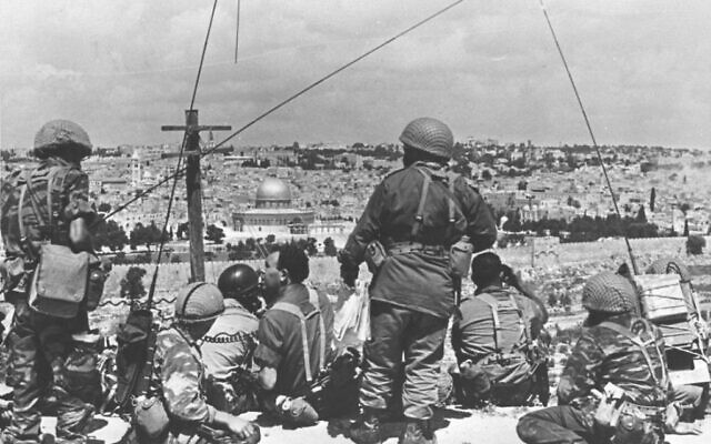 Le commandant Morra Gur et ses hommes observent le mont du Temple depuis leur poste de commandement du mont des Oliviers avant leur attaque sur la Vieille Ville pendant la guerre des Six jours. (Crédit : Government Press Office)