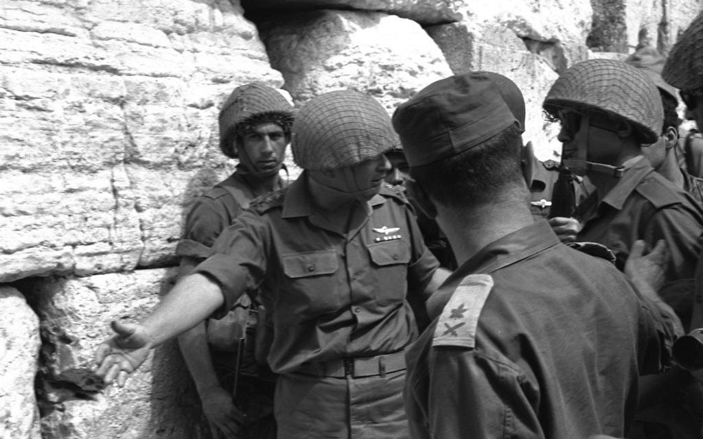 Le chef d'État-major Yitzhak Rabin invite le ministre de la Défense Moshe Dayan au mur Occidental à Jérusalem après sa capture lors de la guerre des Six jours. (Crédit : Ilan Briner/Government Press Office)