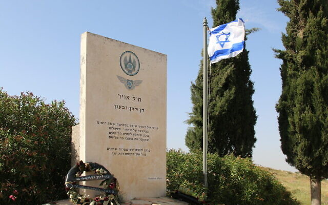 Le monument à la mémoire du lieutenant Dan Givon de l'autre côté du monastère Mar Elias de Jérusalem. (Crédit :  Shmuel Bar-Am)