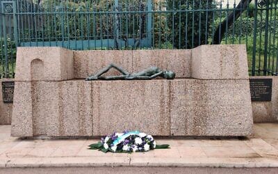 Le monument de la rafle du Vieux-Port, à Marseille, refleuri ce 1er mai 2021 après un vandalisme. (Crédit : Benoit Payan / mairie de Marseille / Twitter)