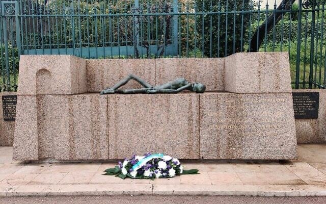 Le monument de la rafle du Vieux-Port, à Marseille, refleuri ce 1er mai 2021 après un vandalisme. (Crédit : Benoit Payan / mairie de Marseille / Twitter) Le monument de la rafle du Vieux-Port, à Marseille, refleuri ce 1er mai 2021 après un vandalisme. (Crédit : Benoit Payan / mairie de Marseille / Twitter)