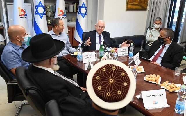 Le président Reuven Rivlin s'entretient avec des chefs religieux à Akko, le 14 mai 2021 (Crédit : Twitter) Le président Reuven Rivlin s'entretient avec des chefs religieux à Akko, le 14 mai 2021 (Crédit : Twitter)