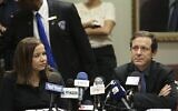 Le leader du parti Travailliste Isaac Herzog, à droite, et la députée Travailliste  Shelly Yachimovich lors d'une réunion de faction à la Knesset, le 25 novembre 2021. (Crédit : Yonatan Sindel/Flash90)